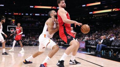 يثير ديلون بروكس، لاعب صنز، غضب الجميع، بما في ذلك زملائه السابقين في فريق روكتس