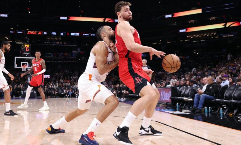 يثير ديلون بروكس، لاعب صنز، غضب الجميع، بما في ذلك زملائه السابقين في فريق روكتس