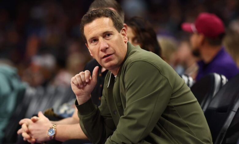 دعوى قضائية تزعم أن مالك صنز مات إيشبيا عامل الفريق مثل "حصالة شخصية"