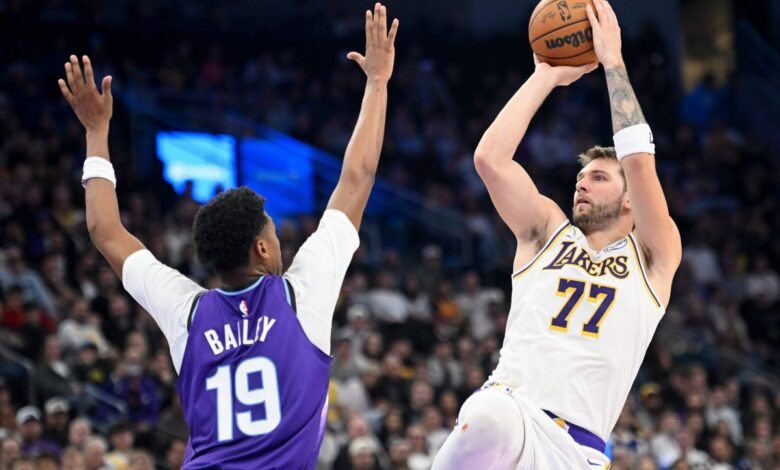 كيف يواصل فريق ليكرز الفوز عندما يضيعون الكثير من التسديدات؟