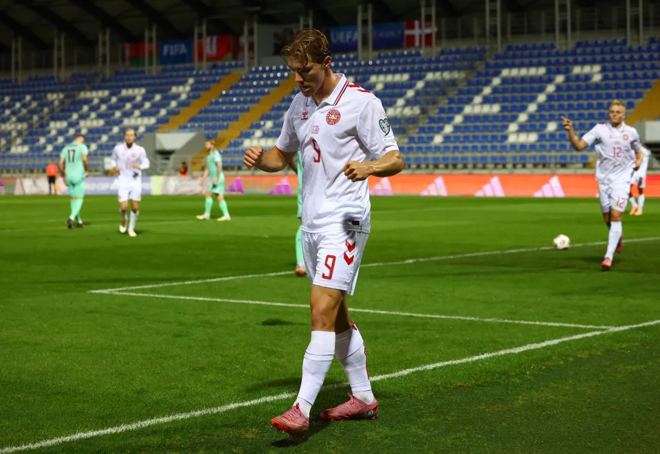 لاعب الدنمارك راسموس هوجلوند يحتفل بتسجيل الهدف الثاني.