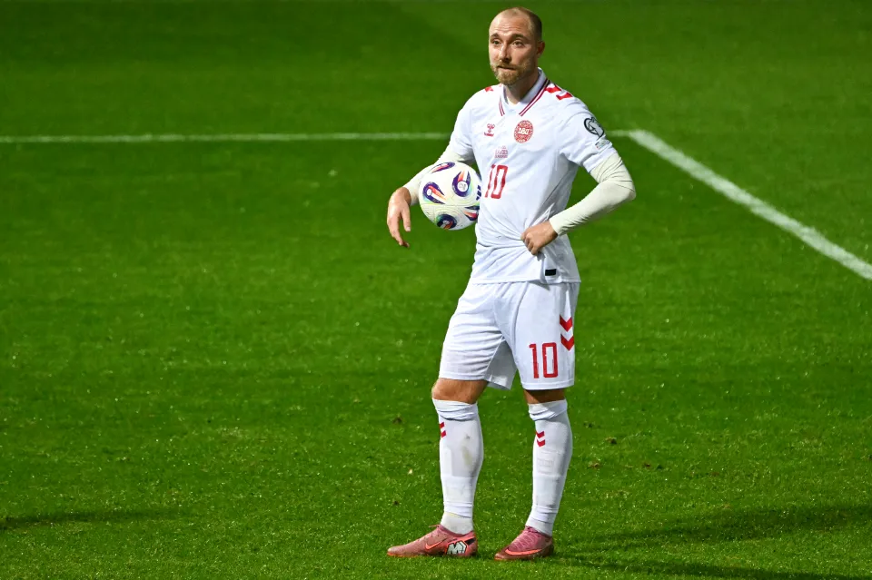 لاعب خط الوسط الدنماركي كريستيان إريكسن يحمل كرة قدم خلال استراحة VAR.