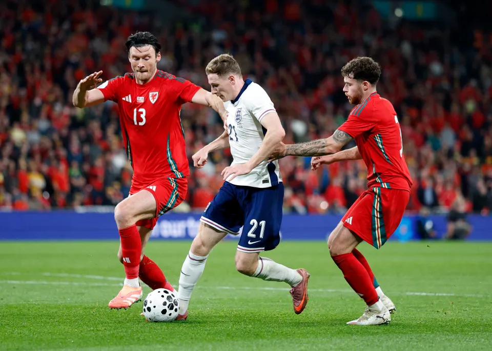 الإنجليزي إليوت أندرسون في مباراة ودية مع منتخب ويلز كيفر مور ونيكو ويليامز خلال مباراة كرة قدم دولية ودية.