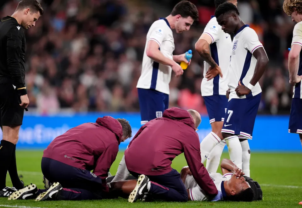 يتلقى اللاعب الإنجليزي أولي واتكينز العلاج بعد اصطدامه بقائم المرمى في ملعب ويمبلي.