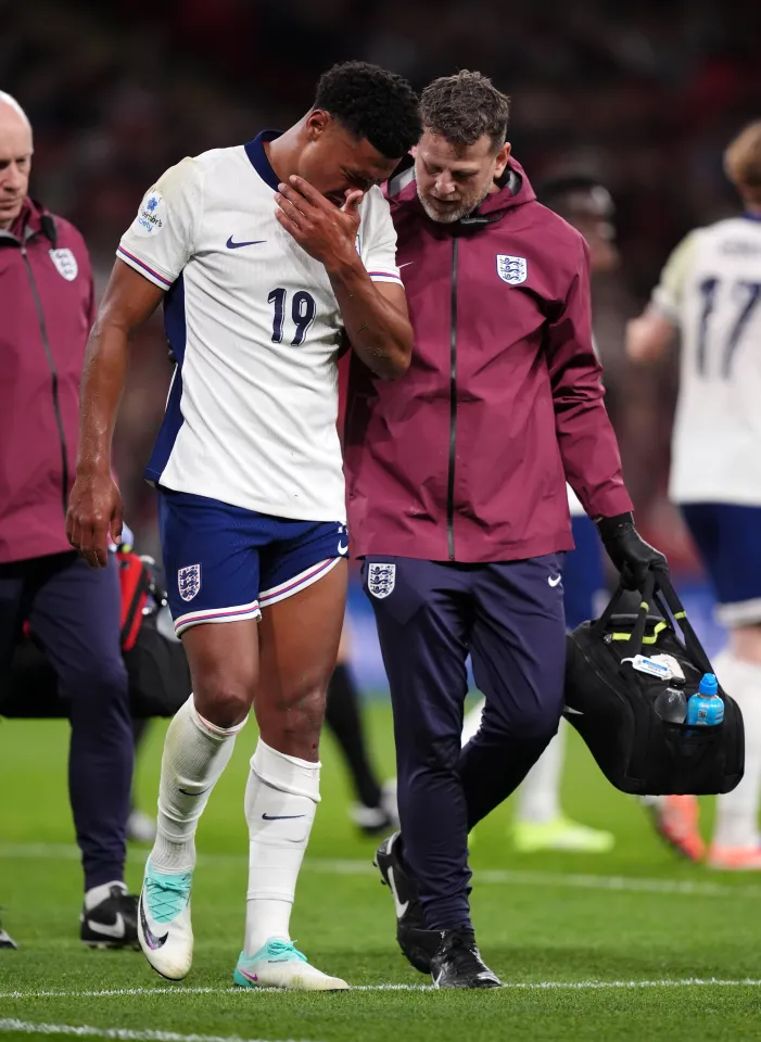 لاعب منتخب إنجلترا أولي واتكينز يخرج مع الطاقم الطبي بعد اصطدامه بقائم المرمى.