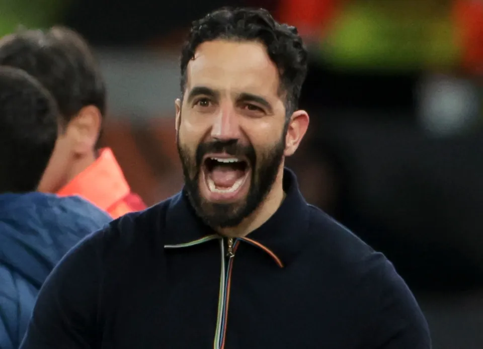 مدرب مانشستر يونايتد روبن أموريم يحتفل بهدف خلال مباراة ربع نهائي الدوري الأوروبي.