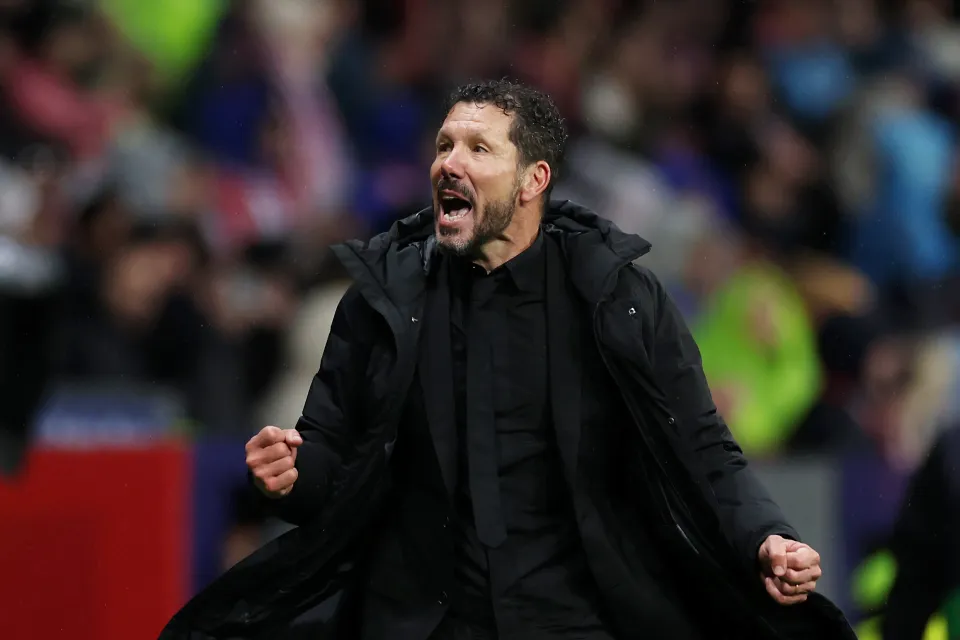 مدرب أتلتيكو مدريد دييجو سيميوني يحتفل بالفوز.