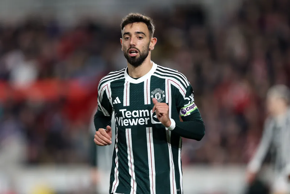 برونو فرنانديز لاعب مانشستر يونايتد على أرض الملعب.