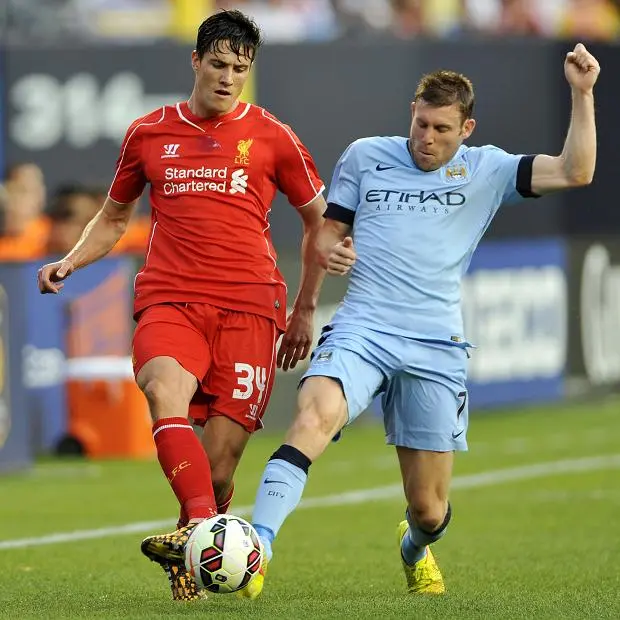 جيمس ميلنر ضد مارتن كيلي في مباراة مانشستر سيتي ضد ليفربول في نيويورك