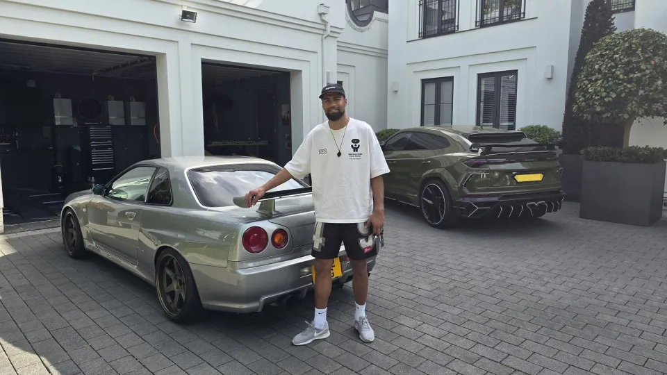 ريس جيمس مع سيارته الجديدة Nissan Skyline R34 وسيارة Lamborghini Urus.
