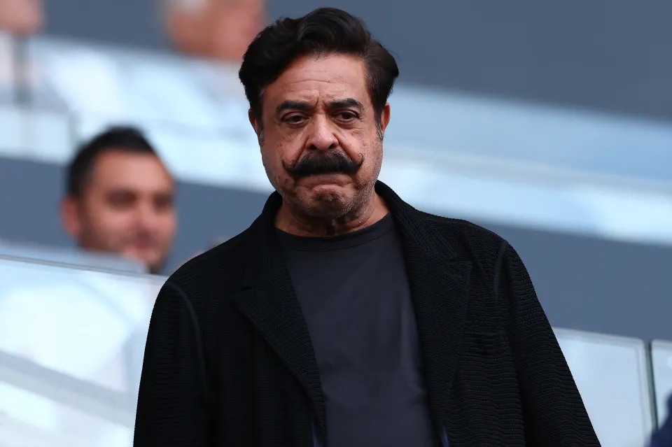 مالك فولهام شاهد خان خلال مباراة الدوري الإنجليزي الممتاز بين فولهام ومانشستر يونايتد.