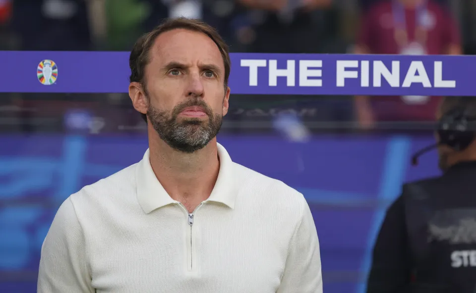 مدرب منتخب إنجلترا جاريث ساوثجيت يتابع نهائي بطولة أمم أوروبا 2024.