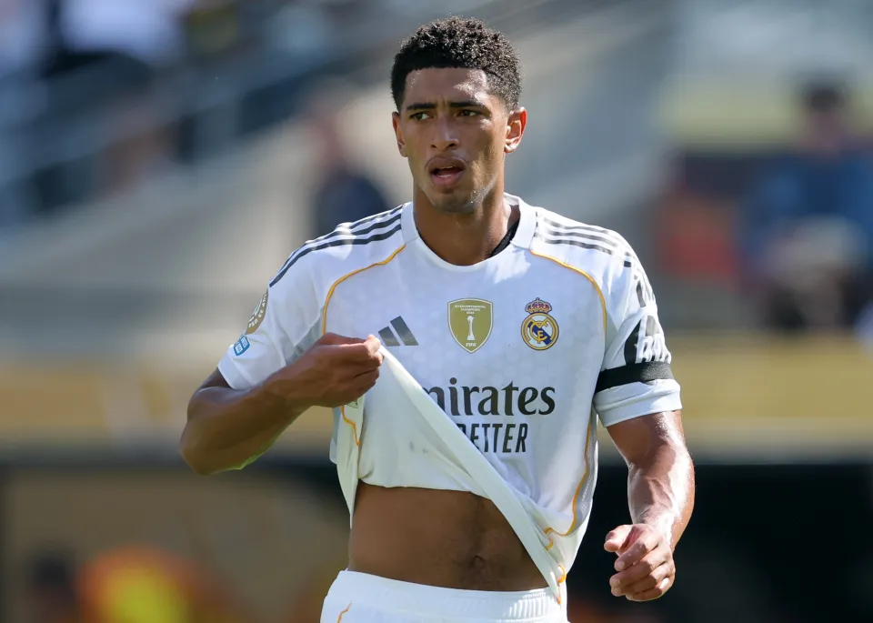 جود بيلينجهام من نادي ريال مدريد لكرة القدم في ملعب كرة القدم.