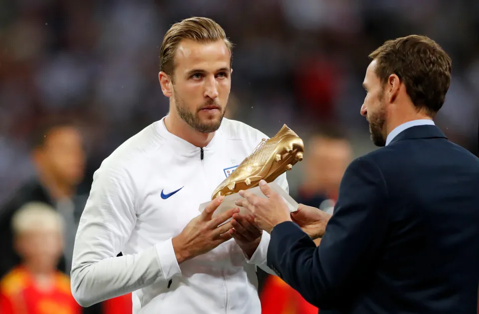 مدرب منتخب إنجلترا جاريث ساوثجيت يمنح هاري كين الحذاء الذهبي لكأس العالم.