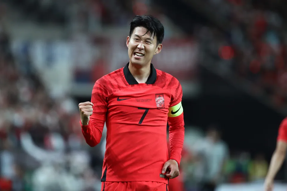 سون هيونج مين، لاعب كرة قدم كوري جنوبي، يحتفل بعد تسجيله هدفًا.