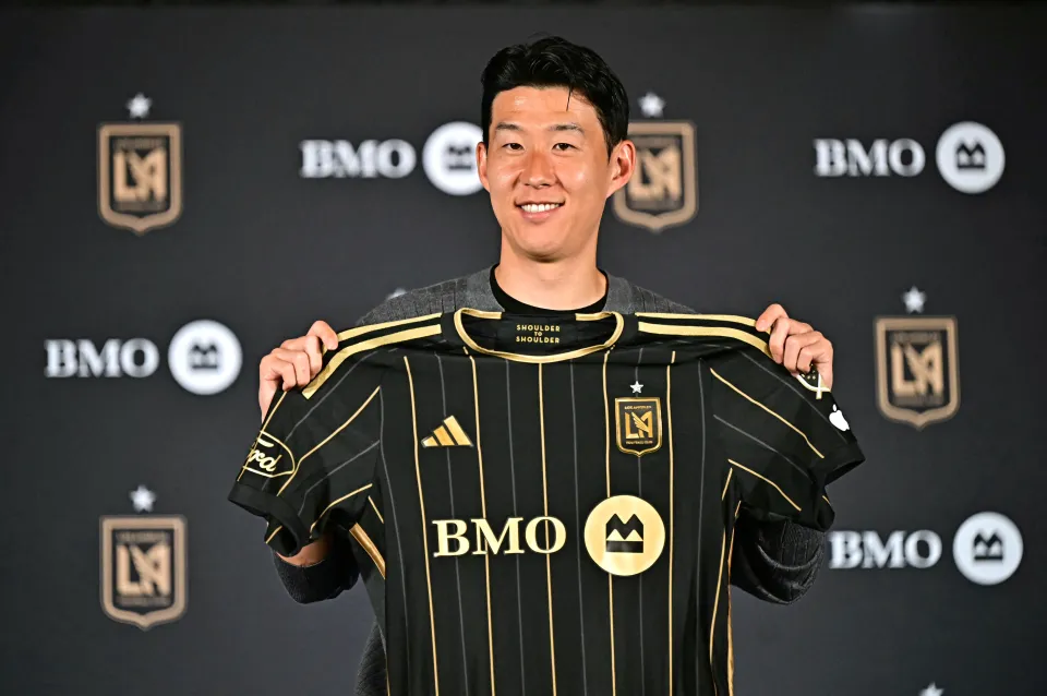 لاعب كرة القدم الكوري الجنوبي سون هيونغ مين يحمل قميص LAFC خلال مؤتمر صحفي.
