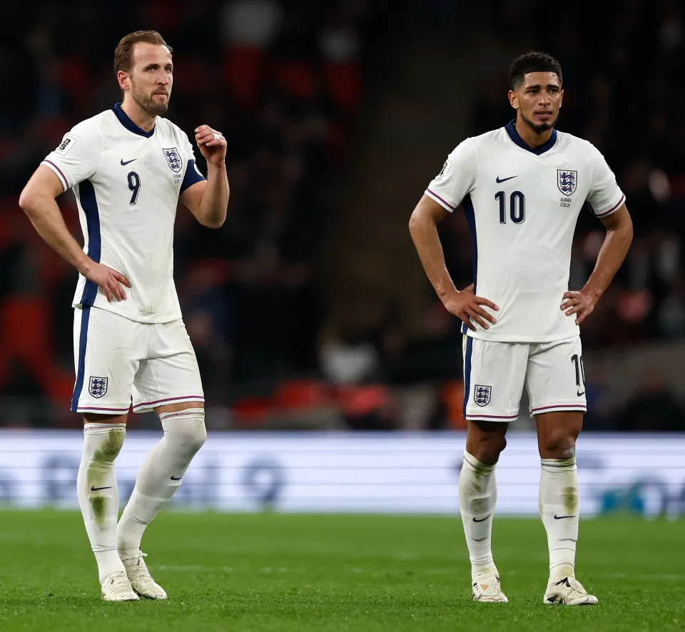 هاري كين وجود بيلينجهام في الملعب خلال مباراة إنجلترا وألبانيا في تصفيات كأس العالم.