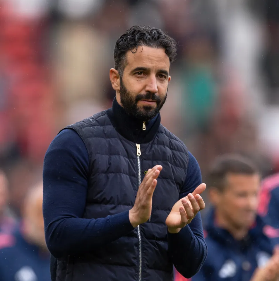 مدرب مانشستر يونايتد روبن أموريم مع عائلته في حضن الشرف.