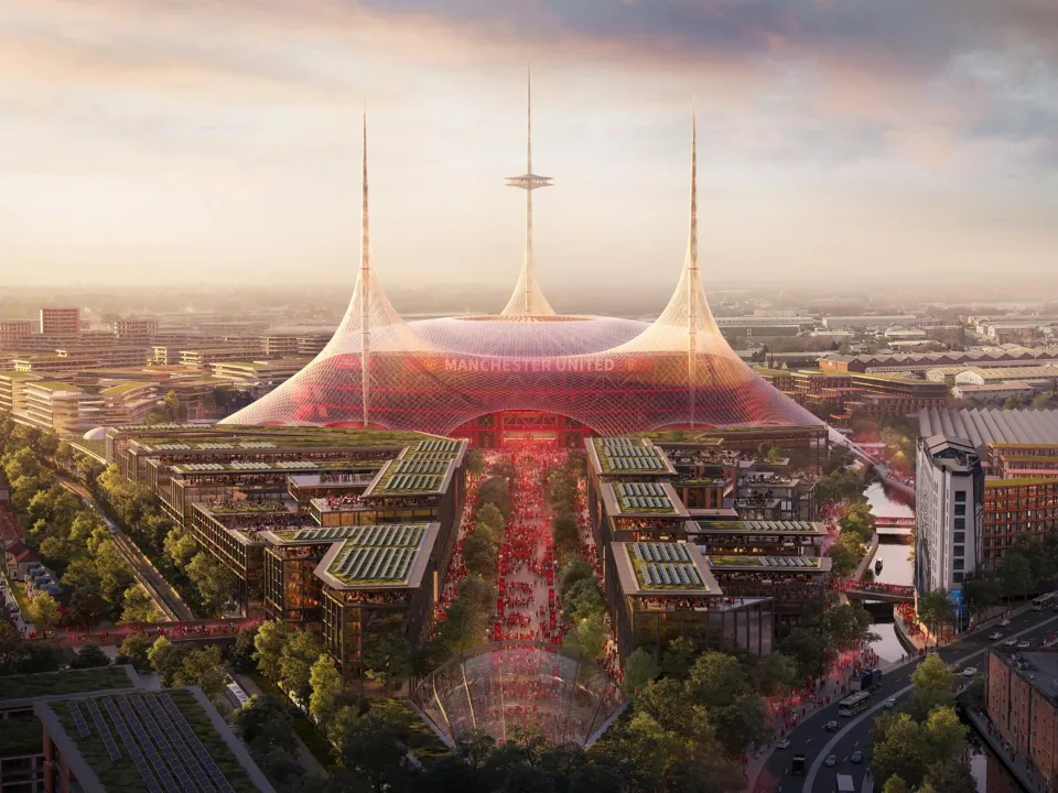 رسم توضيحي لملعب مانشستر يونايتد الجديد الذي اقترحته شركة Foster + Partners والذي يتسع لـ 100.000 مقعد، مع ثلاثة أبراج كبيرة على السطح ومدخل واسع تصطف على جانبيه المباني والأشخاص.