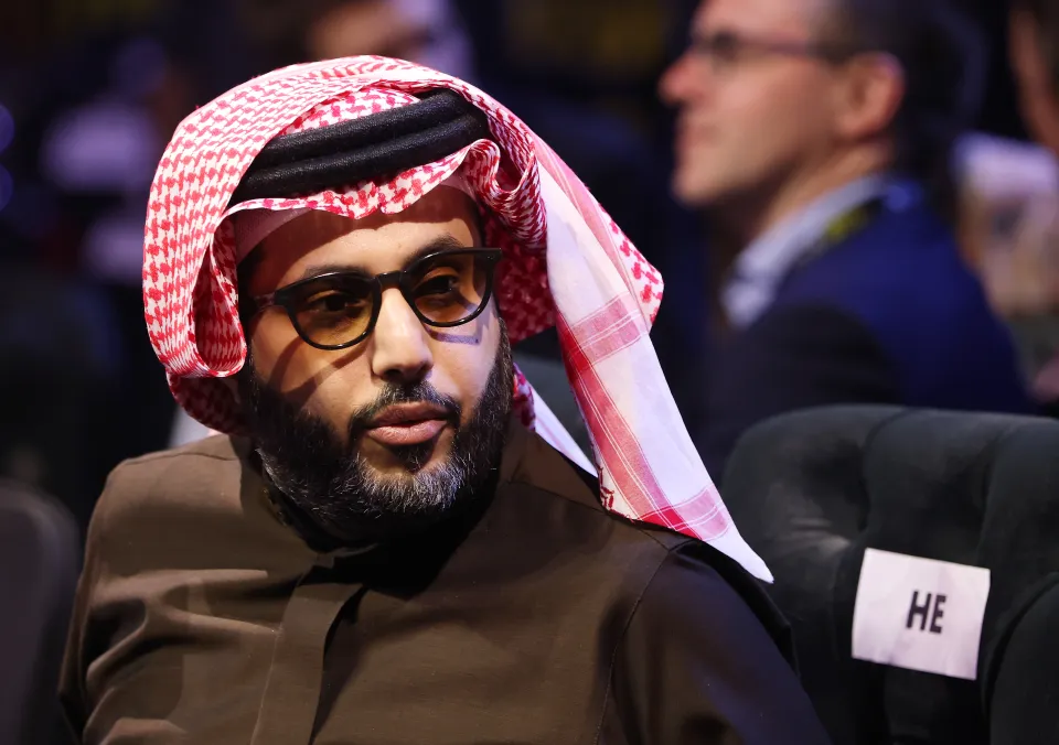 تركي آل الشيخ، رئيس الهيئة العامة للترفيه، ينظر من الصف الأول في الحلبة.