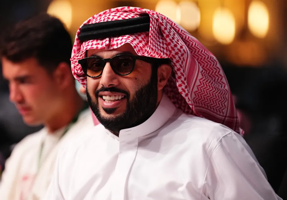 معالي تركي الالشيخ خلال حضوره ليلة القتال في UFC.
