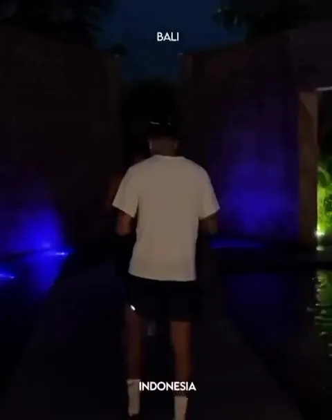 شخص يبتعد عن الكاميرا ليلاً في بالي، إندونيسيا.