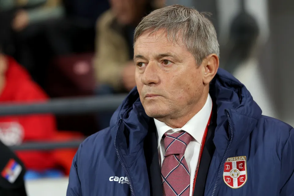 دراغان ستويكوفيتش، المدير الفني لمنتخب صربيا، خلال مباراة صربيا وألبانيا في تصفيات كأس العالم 2026 بالمجموعة السادسة.