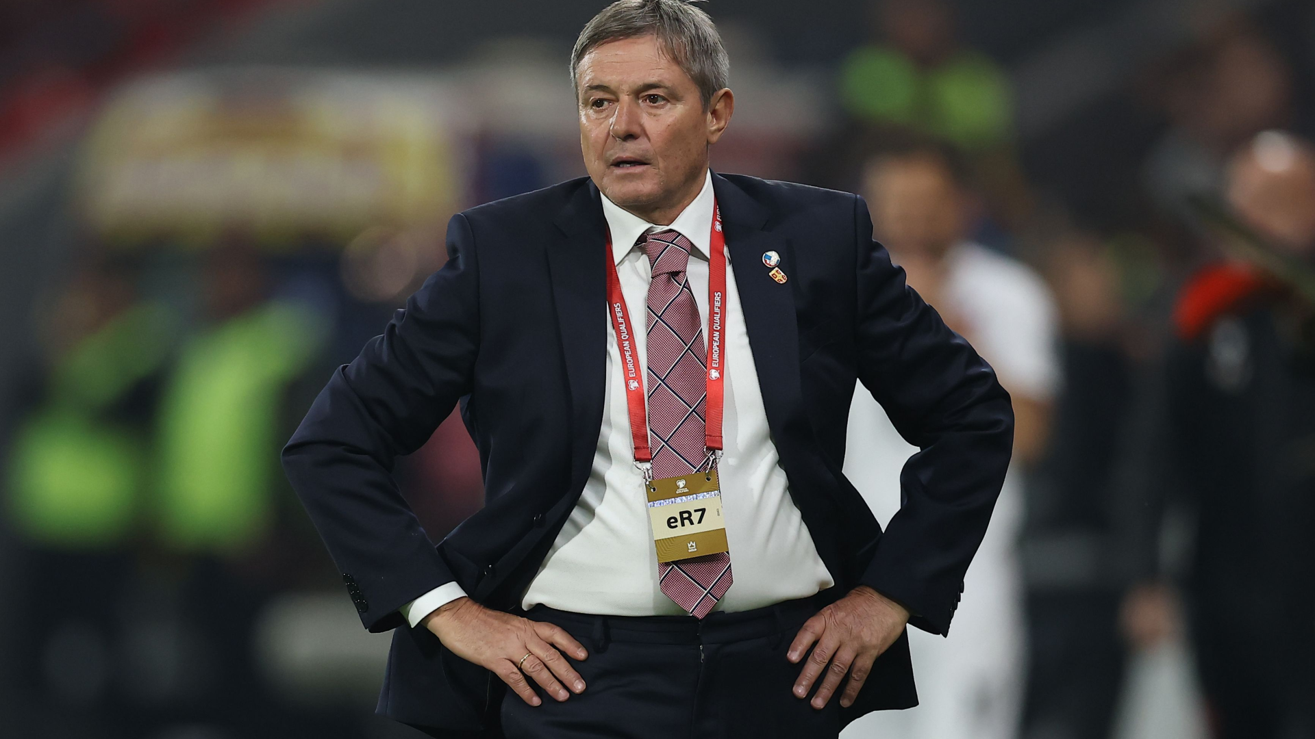 استقال المدرب الدولي بعد دقائق من الخسارة 1-0 أمام المنافسين اللدودين... وترك الفريق بدون مدرب قبل أيام من المباراة الحاسمة
 ستاديوم بوست