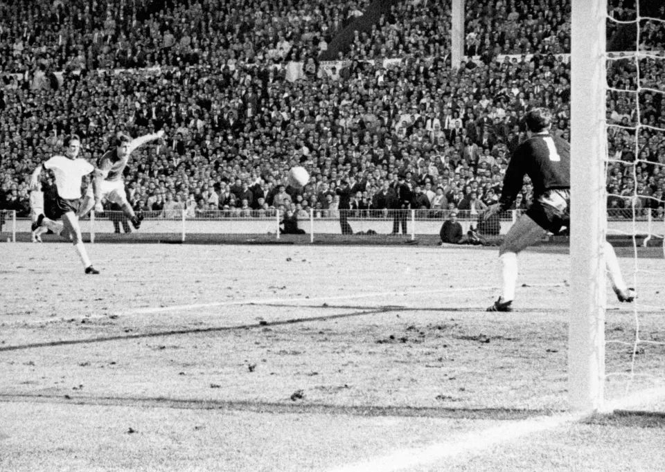 الإنجليزي جيف هيرست يسجل الهدف الأخير في نهائي كأس العالم 1966 ضد ألمانيا الغربية.