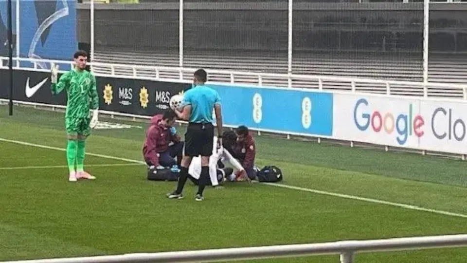 أصيب لاعب كرة القدم أيدن هيفين في الملعب بينما كان اثنان من الموظفين يعتنيان به بينما كان الحكم وحارس المرمى يقفان في مكان قريب.
