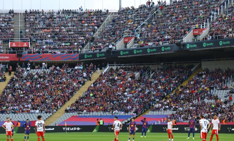 لاعبو برشلونة يقفون صامدين ويرفضون اللعب في أول 15 ثانية من مباراة جيرونا
 ستاديوم بوست