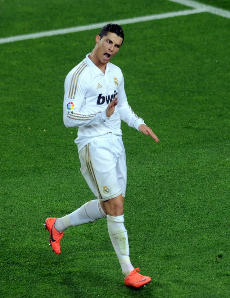 كريستيانو رونالدو يحتفل بهدفه مع ريال مدريد.