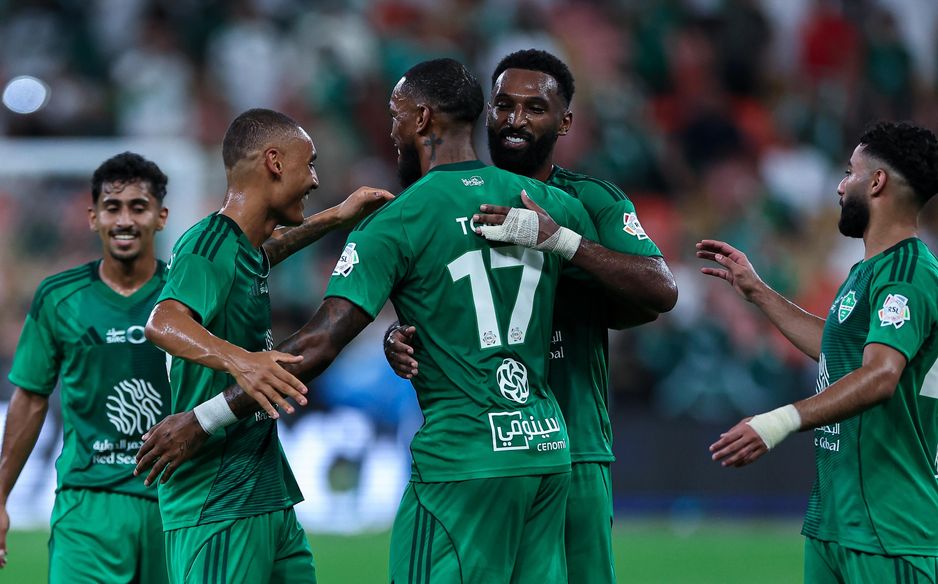 فراس البريكان يهنئ زميله في فريق الأهلي إيفان توني على فوزه في الليلة الافتتاحية أمام نادي نيوم