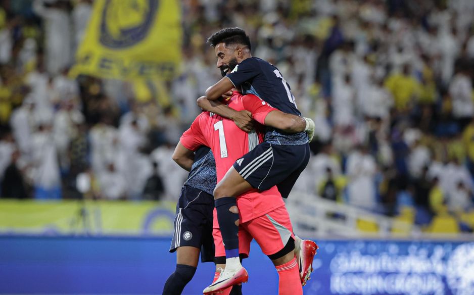 نواف بوشال يحتفل بفوز النصر في اليوم الافتتاحي على التعاون