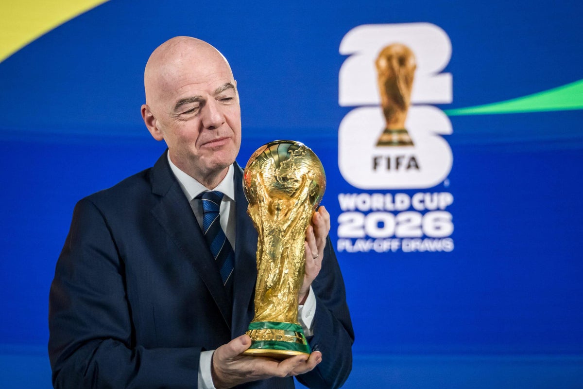 يؤكد FIFA على تصنيفات ومسارات قرعة كأس العالم، مع ما يترتب على ذلك من آثار على المضيفين المشاركين