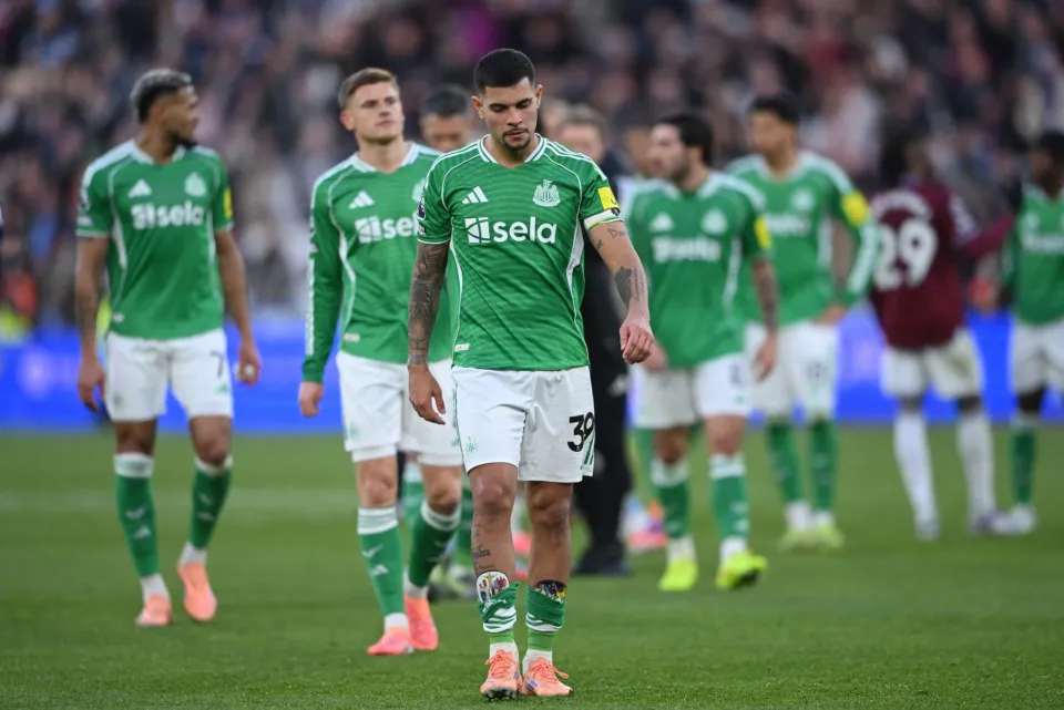 لاعبو نيوكاسل يونايتد يرتدون أطقم باللونين الأخضر والأبيض ويبدو عليهم الإحباط على أرض الملعب.