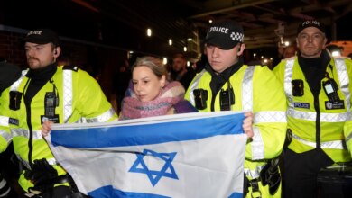 تم اعتقال أحد عشر شخصًا، من بينهم صبي مراهق، عندما أجبرت قوات مكافحة الشغب على الفصل بين مشجعي كرة القدم والمتظاهرين الفلسطينيين في فيلا بارك
ستاديوم بوست