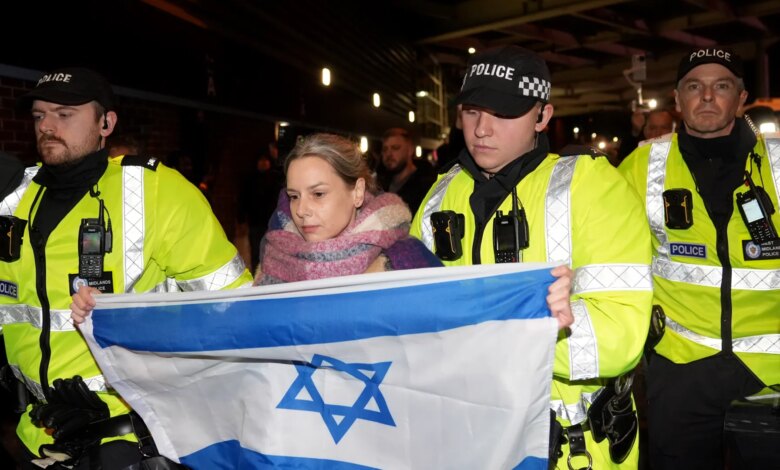 تم اعتقال أحد عشر شخصًا، من بينهم صبي مراهق، عندما أجبرت قوات مكافحة الشغب على الفصل بين مشجعي كرة القدم والمتظاهرين الفلسطينيين في فيلا بارك
ستاديوم بوست