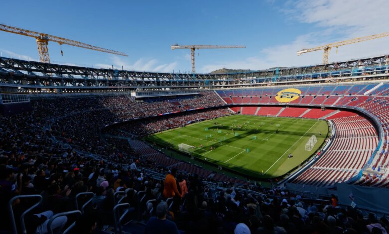 أقام برشلونة أول حدث له في ملعب نو كامب الذي تم تجديده أمام 23000 مشجع مع برج الرافعات فوق الملعب غير المكتمل
 ستاديوم بوست