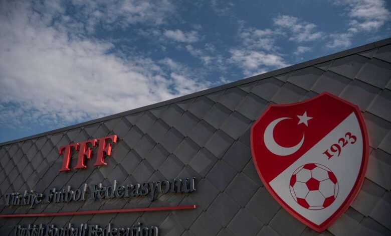 كرة القدم التركية تأمر باعتقال 17 حكماً ورئيس نادي في تحقيقات المراهنات
 ستاديوم بوست