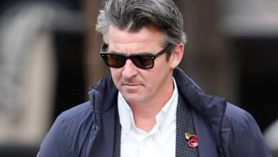 جوي بارتون مذنب بمشاركة منشورات دنيئة بعد مقارنة النقاد الإناث إيني ألوكو ولوسي وارد بفريد آند روز ويست
ستاديوم بوست