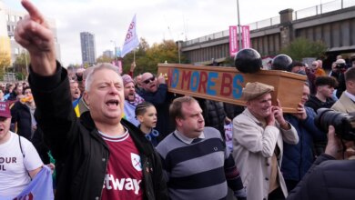 الآلاف من مشجعي وست هام يطلقون مسيرة احتجاجية غاضبة ويحملون التابوت إلى الملعب مع تعرض هامرز لخطر الهبوط
 ستاديوم بوست