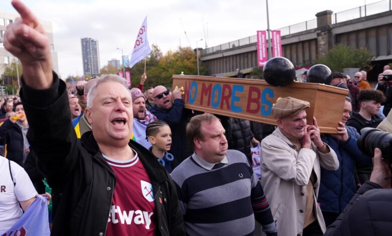 الآلاف من مشجعي وست هام يطلقون مسيرة احتجاجية غاضبة ويحملون التابوت إلى الملعب مع تعرض هامرز لخطر الهبوط
ستاديوم بوست