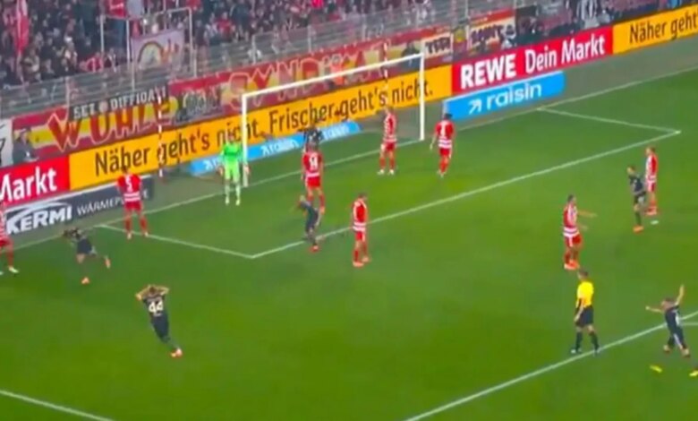 لويس دياز يترك زميله في فريق بايرن ميونيخ ورأسه في يديه بعد أن سجل من زاوية شبه مستحيلة
ستاديوم بوست