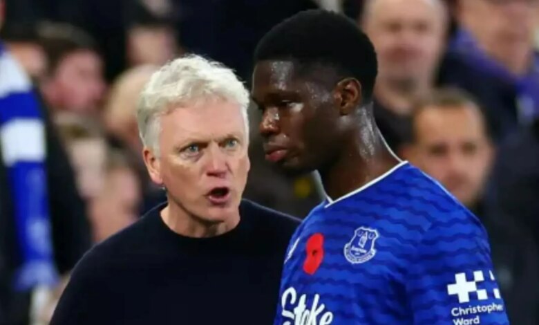 يبدو أن ديفيد مويس يمنح مهاجم إيفرتون ثيرنو باري هدفًا غاضبًا في فوز فولهام
 ستاديوم بوست