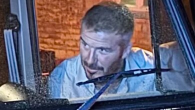 احتفل ديفيد بيكهام بلقب الفروسية في حفل فخم في الحانة مع زجاجات شمبانيا بقيمة 55 جنيهًا إسترلينيًا وأغنية من ابنه كروز
ستاديوم بوست