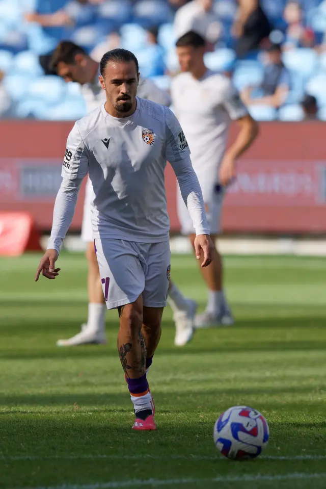 رايان ويليامز من بيرث جلوري يقوم بالإحماء بكرة القدم.