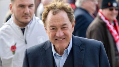 أسطورة مانشستر يونايتد تجلس بجوار مالك ميدلسبره ستيف جيبسون حيث منح روب إدواردز الإذن بإجراء محادثات مع ولفرهامبتون
 ستاديوم بوست