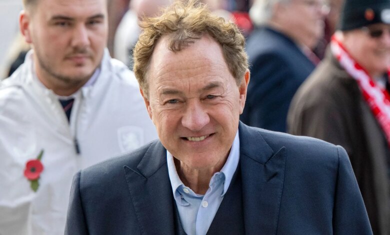 أسطورة مانشستر يونايتد تجلس بجوار مالك ميدلسبره ستيف جيبسون حيث منح روب إدواردز الإذن بإجراء محادثات مع ولفرهامبتون
ستاديوم بوست