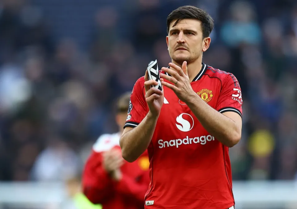 هاري ماجواير لاعب مانشستر يونايتد يصفق للجماهير.